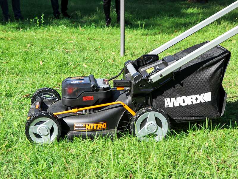 Worx Nitro WG749E - Tagliaerba semovente a batteria - 2x20V/4Ah - Taglio 46 cm