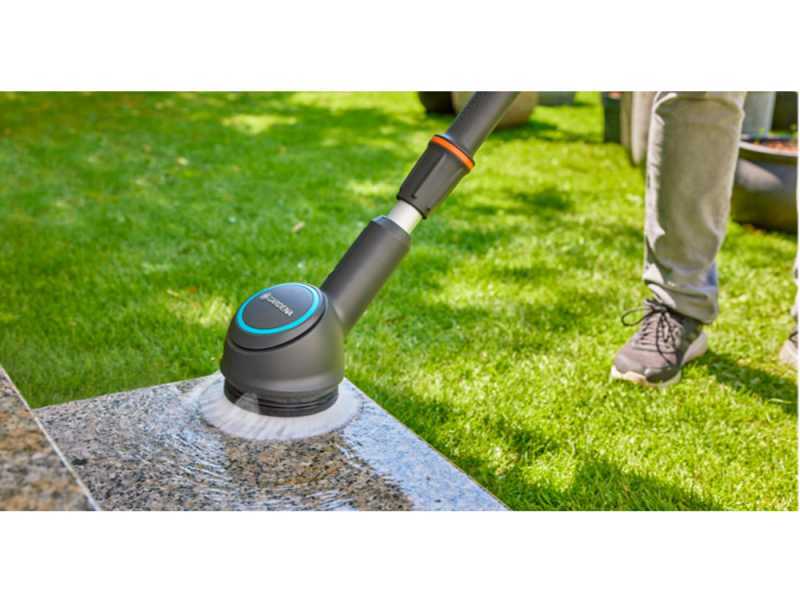Gardena AquaBrush Compact 02/18V - Lavapavimenti a batteria - con starter kit 18V - 2.5Ah