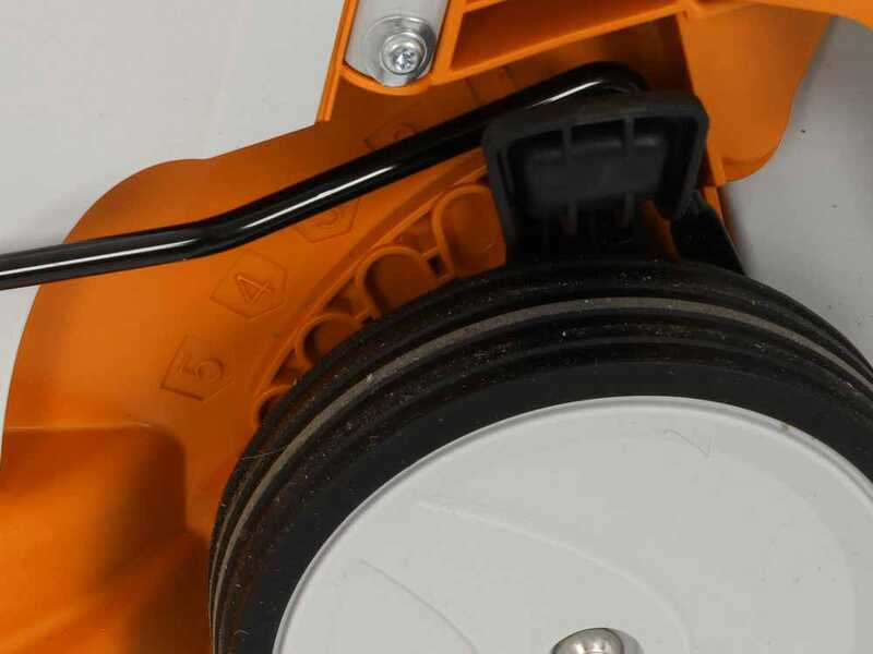 STIHL RMA 235 - Tagliaerba con 2 batterie AK 20 - 36V 4Ah - Taglio 33 cm