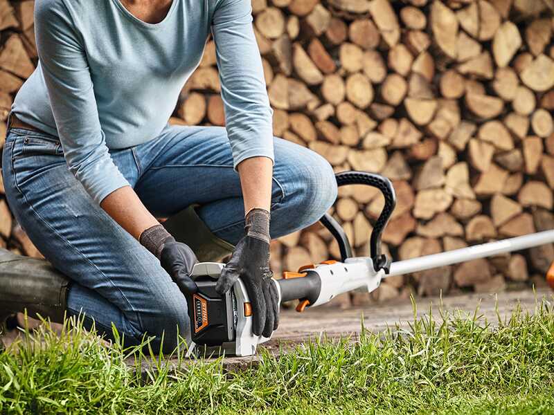 STIHL FSA 57 - Decespugliatore con 2 batterie AK 10 - 36V 2Ah