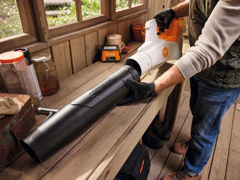 STIHL BGA 50 Set - Soffiatore con batteria AK 10 - 36V 2Ah