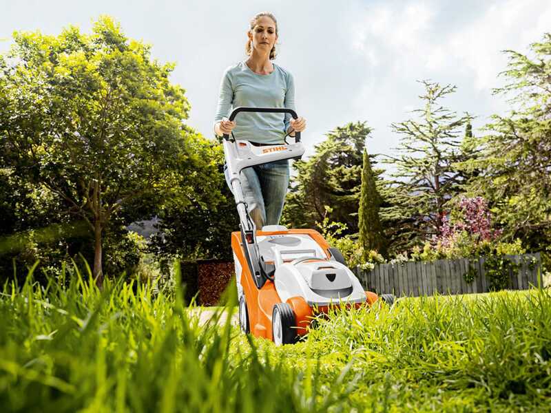 STIHL RMA 239 C - Tagliaerba con batteria AK 20 - 36V 4Ah - Taglio 37 cm