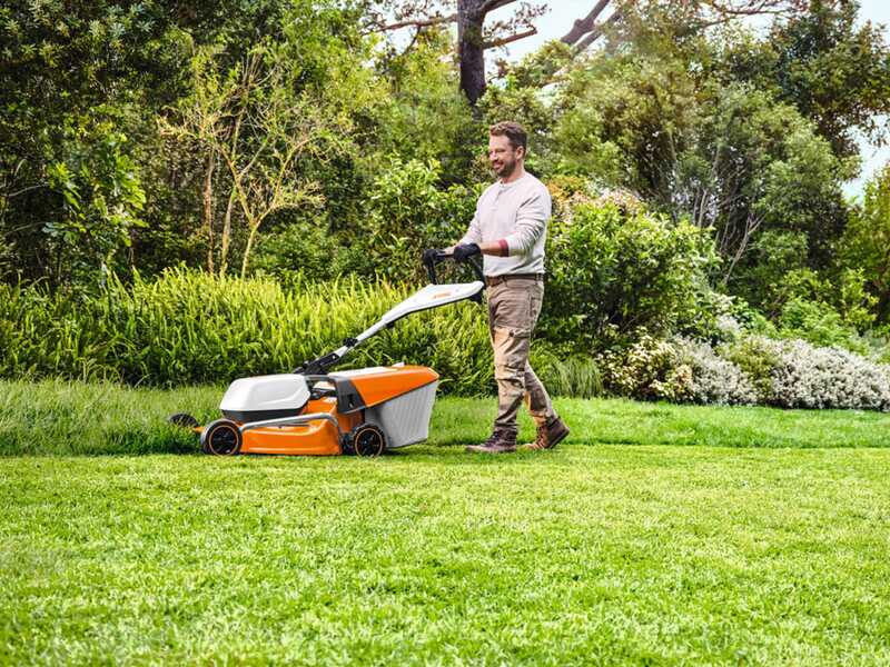 STIHL RMA 253 T - Tagliaerba trazionato con batteria AK 10 - 36V 2Ah - Taglio 51 cm