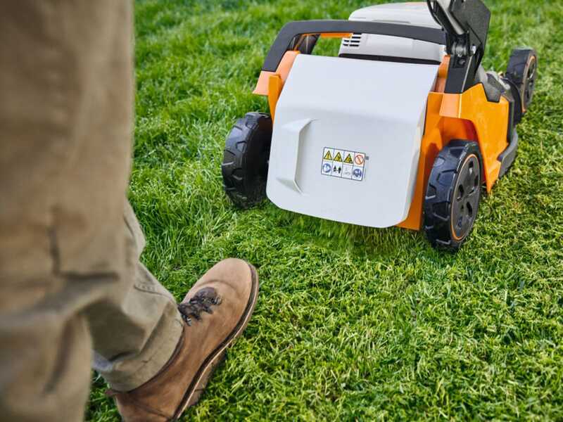 STIHL RMA 253 T - Tagliaerba trazionato con batteria AK 20 - 36V 4Ah - Taglio 51 cm