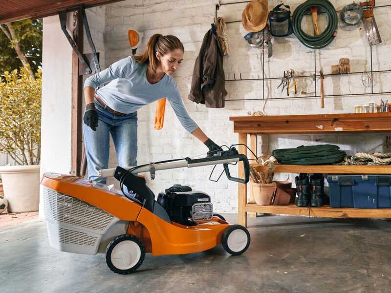 STIHL RMA 253 T - Tagliaerba trazionato con batteria AK 20 - 36V 4Ah - Taglio 51 cm