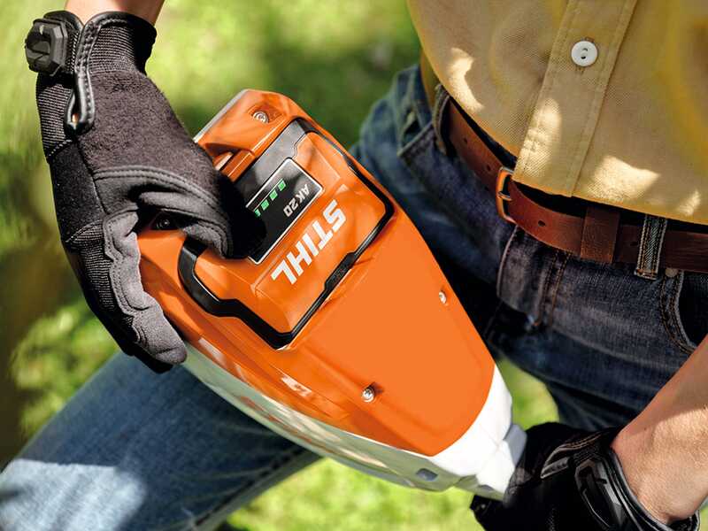 STIHL KMA 80 R - Decespugliatore con batteria AK 20 - 36V 4Ah