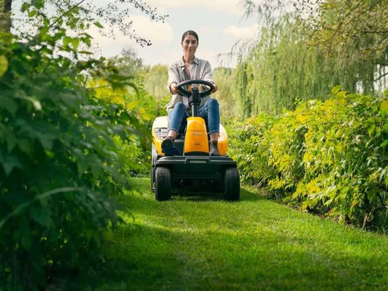Stiga SWIFT 372e - Rider trattorino tagliaerba a batteria 48V/20Ah - Larghezza di taglio 72 cm