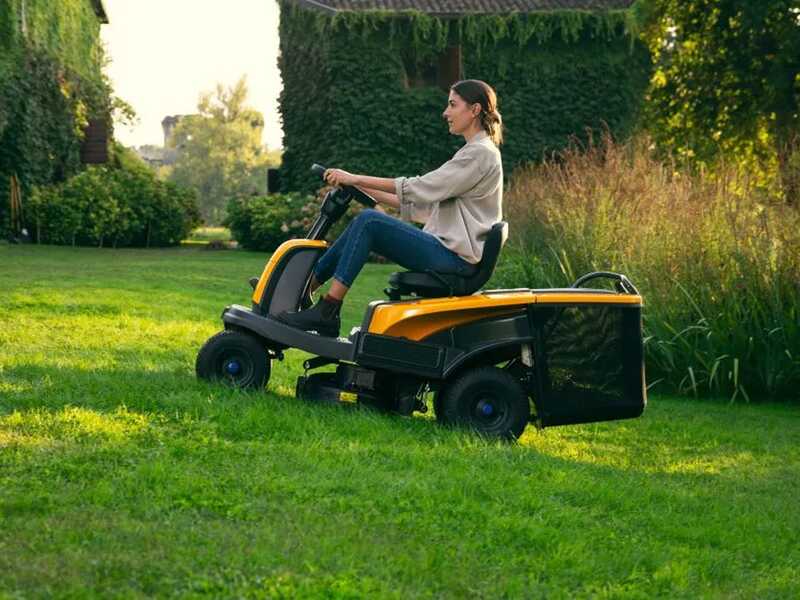 Stiga SWIFT 372e - Rider trattorino tagliaerba a batteria 48V/20Ah - Larghezza di taglio 72 cm