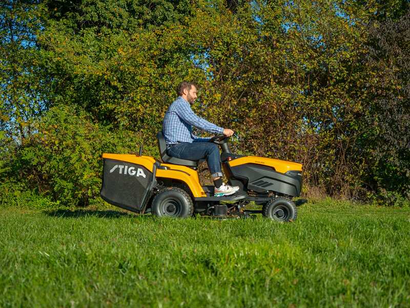 Stiga Estate 384e - Kit Trattorino tagliaerba con 2 moduli batteria ePower Pro da 56V/40Ah - Cesto di raccolta e mulching