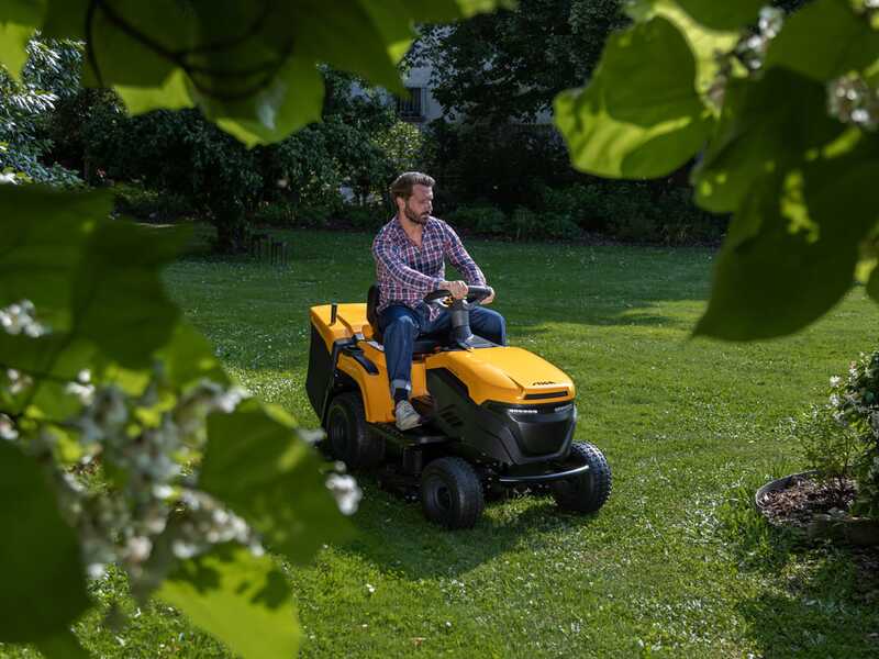 Stiga Estate 384e - Kit Trattorino tagliaerba con 2 moduli batteria ePower Pro da 56V/40Ah - Cesto di raccolta e mulching