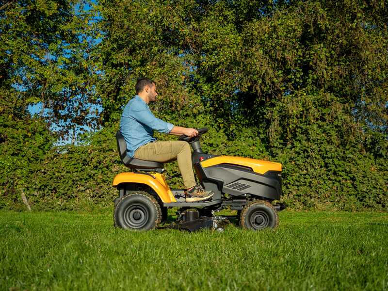 Stiga Tornado 398e - Kit Trattorino tagliaerba con 2 moduli batteria ePower Pro da 56V/40Ah - Scarico laterale e mulching