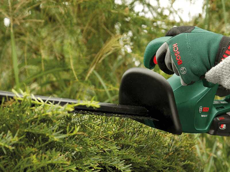 Bosch EasyHedgeCut 18V-52-13 - Tagliasiepi a batteria 18V/2,5 Ah - Lama da 52 cm