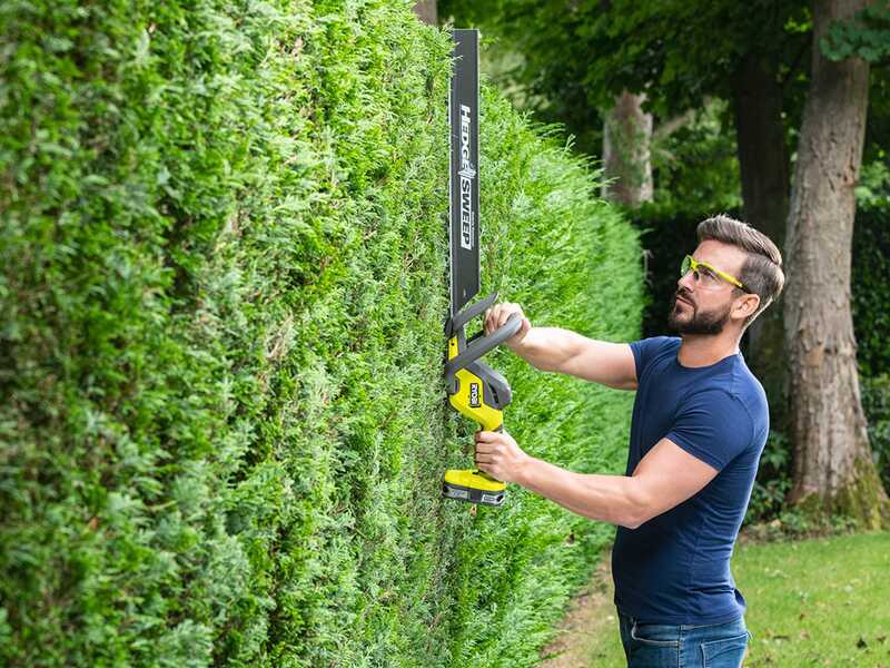 Ryobi RY18HT55A-120 - Tagliasiepi a batteria 18V/2Ah - Lama da 55 cm