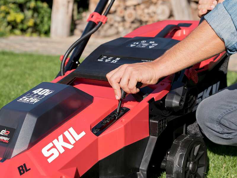 SKIL 0135 BA - Tagliaerba a batteria 2x20V/4Ah + in omaggio batteria 20V 4Ah - Taglio 38 cm