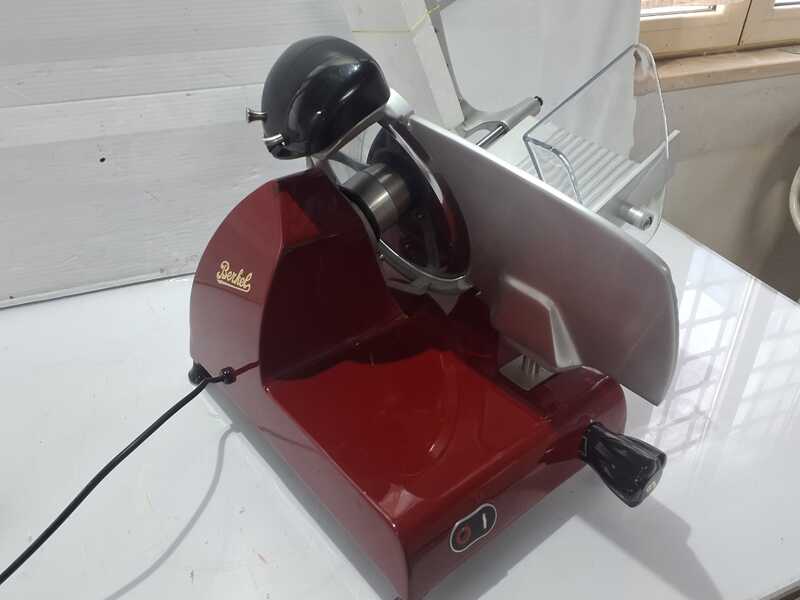 OUTLET - DA ESPOSIZIONE - Berkel Red Line 250 Rossa - Affettatrice con lama in acciaio cromato da 250 mm