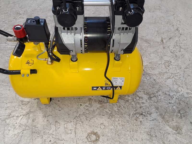 OUTLET - PICCOLI DIFETTI ESTETICI - Stanley DST 240/8/50 - Compressore aria elettrico monofase silenziato, oil-less - Motore 2 HP - 50 lt