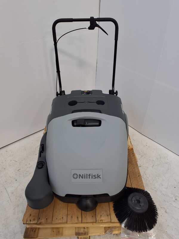 OUTLET - SENZA IMBALLO ORIGINALE - Nilfisk SW750 - Spazzatrice trazionata a batteria con cesto di raccolta 12V - 46Ah