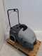 OUTLET - SENZA IMBALLO ORIGINALE - Nilfisk SW750 - Spazzatrice trazionata a batteria con cesto di raccolta 12V - 46Ah